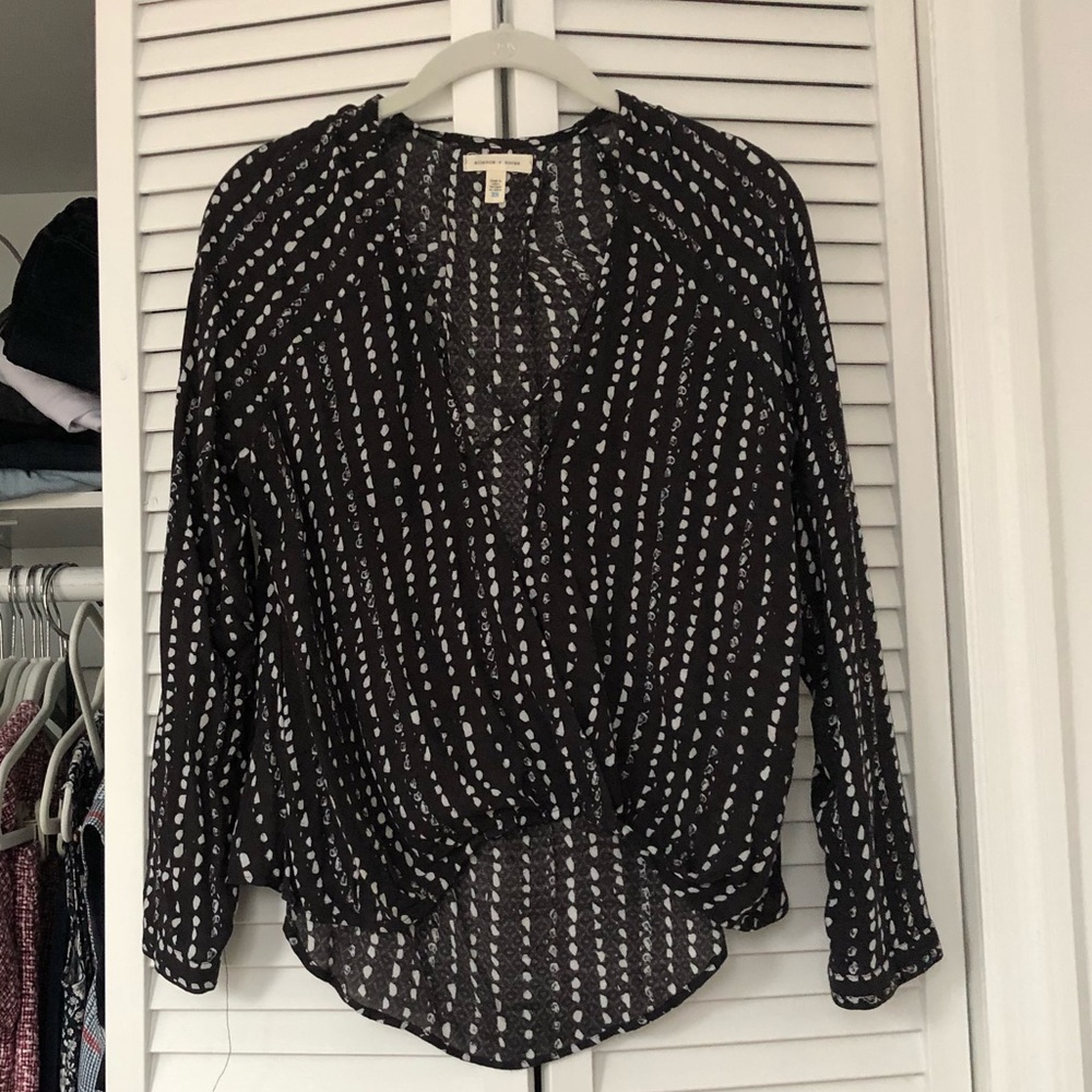 SILENCE + NOISE XS criss cross front b&w blouse